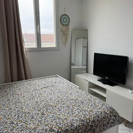 Cosy Paris La Defense Arena Apartment *